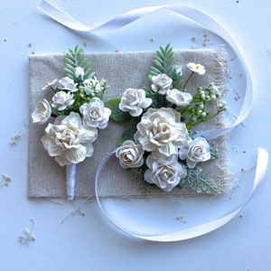 White boutonniere and corsage set, Bridesmaids corsage, Prom flower wrist corsage, Boutonniere for men, Groomsmen boutonniere, rose wedding