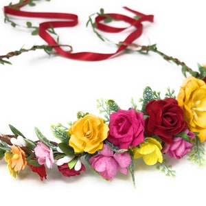 Corona de flores de colores: tocado de novia bohemio con cintas