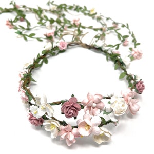 Wianek z kwiatów w kolorze różu z winoroślą: opaska ślubna w stylu boho