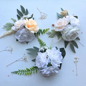 White Silk Flower Cake Toppers: DIY Wedding Cake Decoration