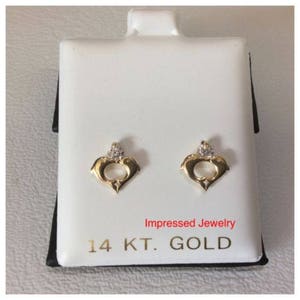 Orecchini a perno per bambini in oro giallo 14k lucido con delfini a forma di cuore e zirconi cubici, chiusura a vite