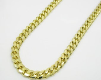 Pode incluir: Um colar de corrente curb de ouro com um design clássico. A corrente é feita de ouro maciço e tem um acabamento polido.