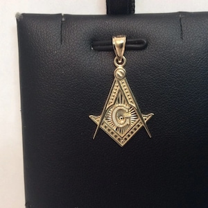 10K yellow real Solid GOLD MASON MASONIC charm pendant mens & lADIES  1.40 grams