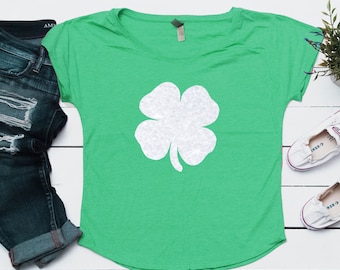Kleeblatt Tag Glitter Dolman Kurzarm T-Shirt | T-Shirt | St. Patricks Day | St. Paddy es Day | Vier Blatt Klee | Irisch | Grafik-T-Shirt