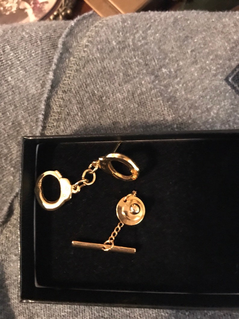 Men/'s gold handcuffs tie tack.