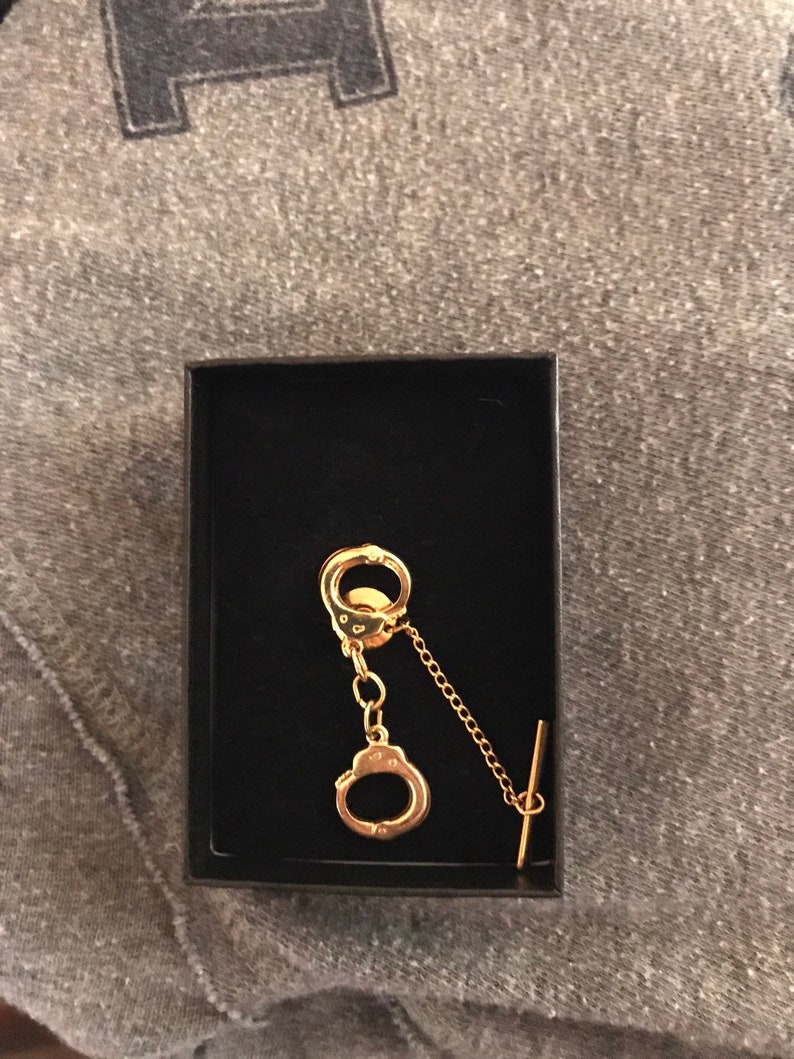 Men/'s gold handcuffs tie tack.