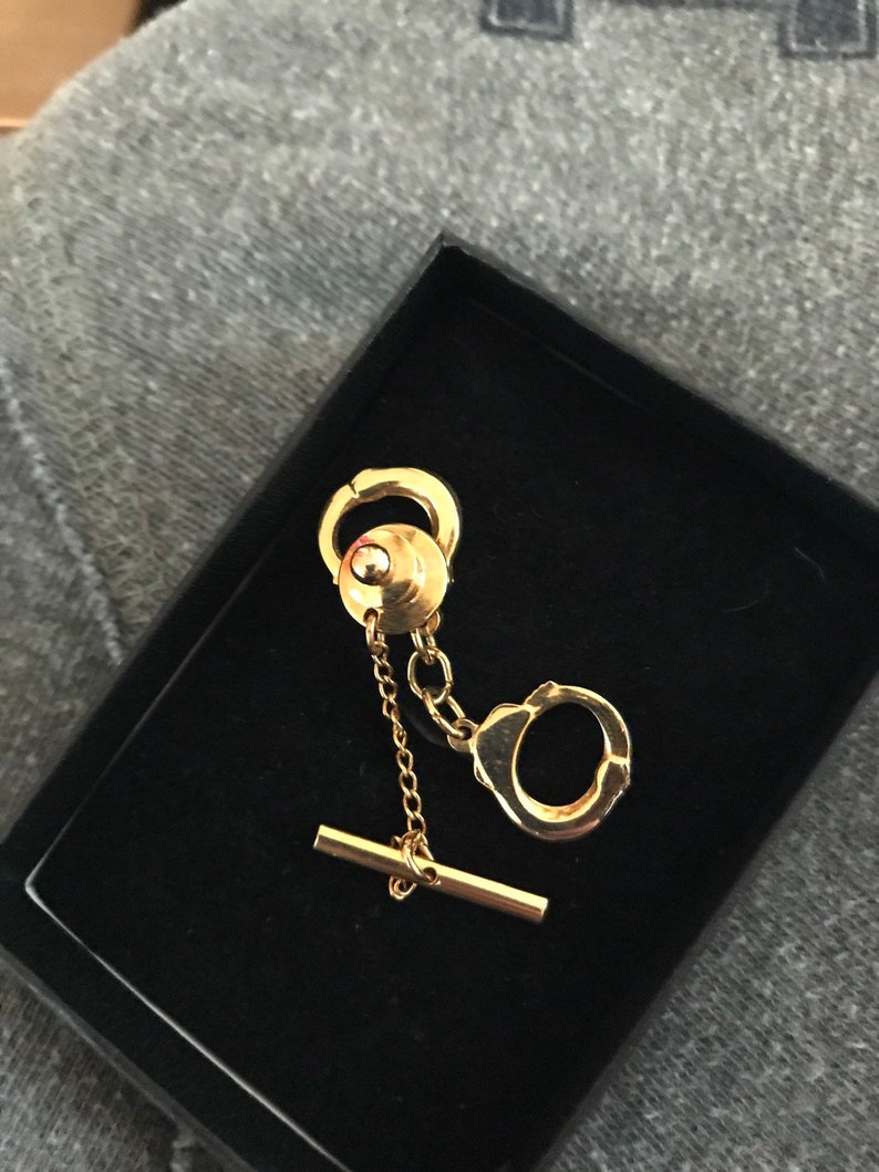 Men/'s gold handcuffs tie tack.
