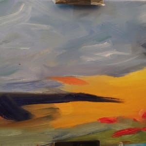 Puede incluir: Una pintura de paisaje abstracto sobre lienzo. La obra presenta un cielo con tonos azules y grises, un horizonte amarillo y naranja vibrante, y pinceladas azul oscuro y rojo en primer plano. La pintura está montada en un caballete.