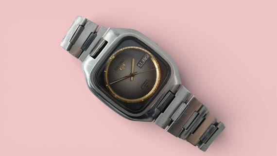 【ヴィンテージがお好きな方】SEIKO POP ST. STEEL BACK Vintage TV Shape Seiko 5 Automatic 7019-5090 Day/date Men's