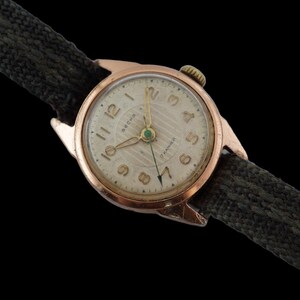 Orologio vintage da donna piccolo Vesna PChZ Zarja 17 gioielli, cassa placcata in oro, orologio da polso da donna meccanico sovietico URSS