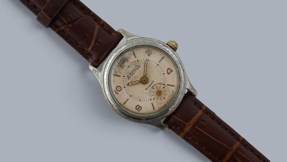 Vintage soviet mechanical wristwatch Vostok Uran 2602 15 jewels unisex watch USSR