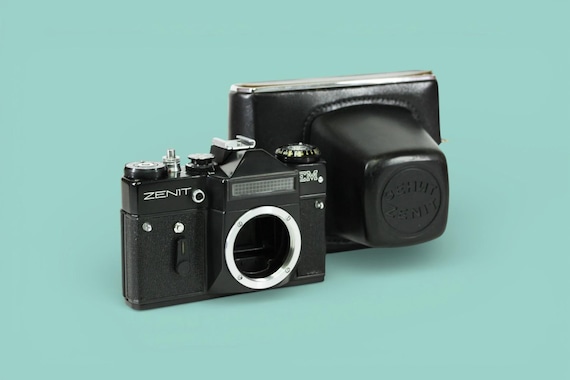 Appareil Photo Argentique Zenit – Modèle Nikon EM – Bon état