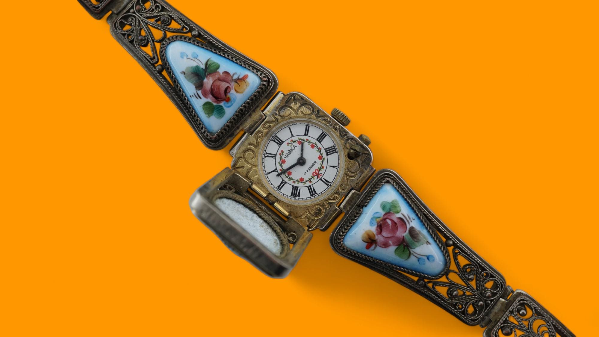 Vintage enameled ladies dress watch Chaika 1601A 17 jewels mechanical women's wristwatch bracelet