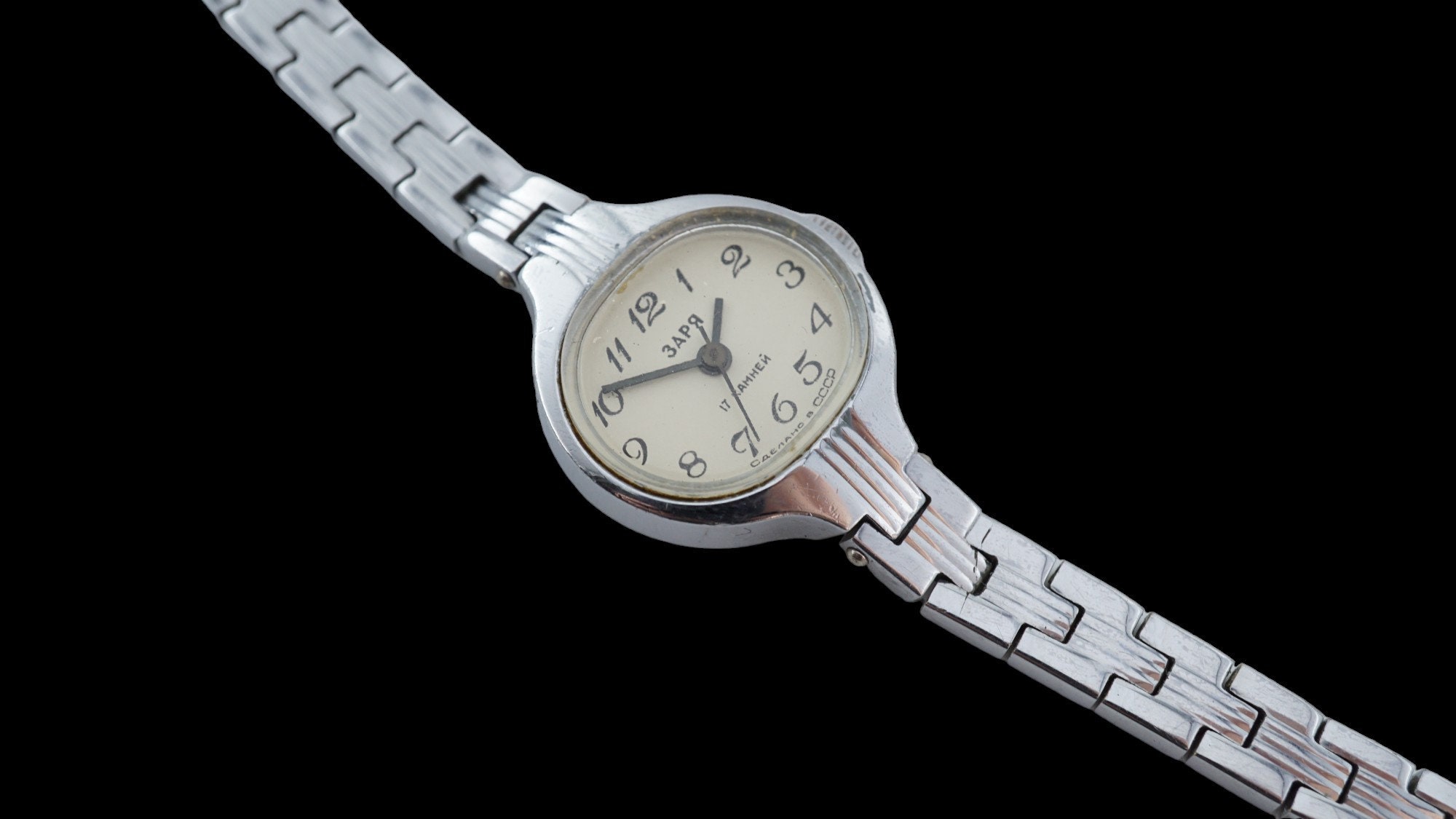 Vintage Russian Zarja ladies 17 jewel watch. Running! Vintage Soviet Wrist Watch Zarja. Womens Watch with Enamel main image 2