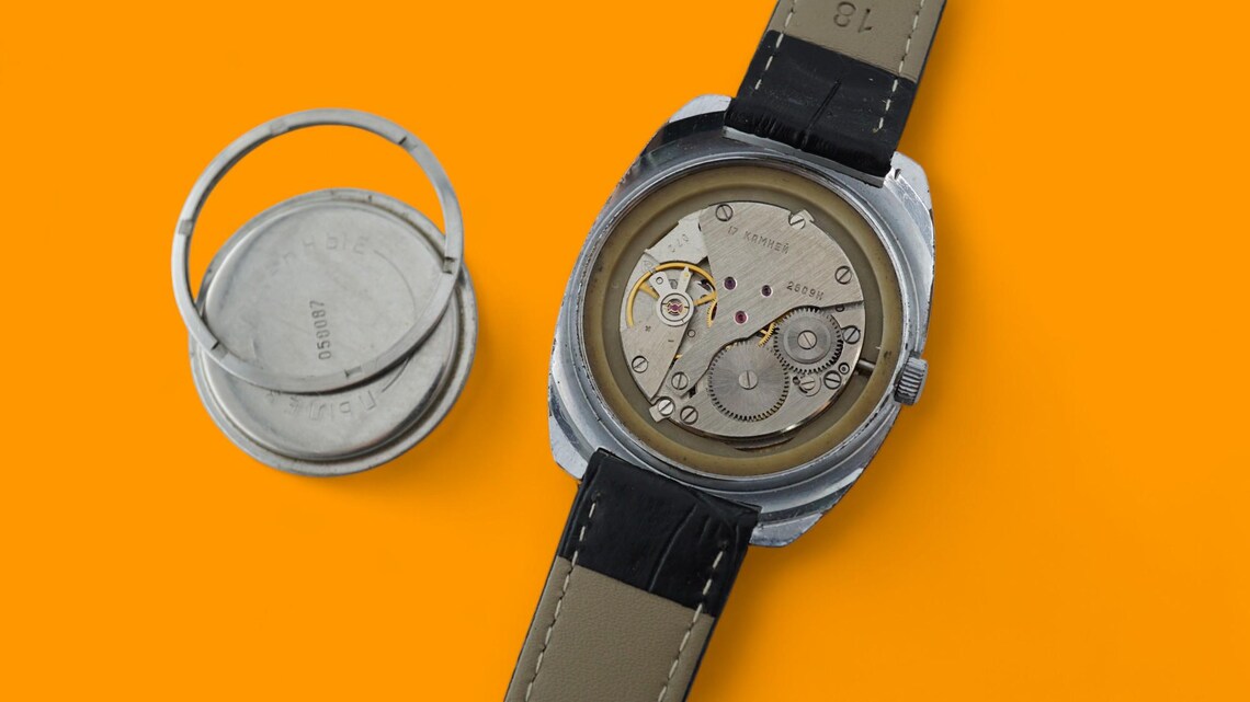 Vintage unisex wristwatch CHAIKA cal.2609H mechanical mens watch 17 jewels oval white dial, foto 3 di 5