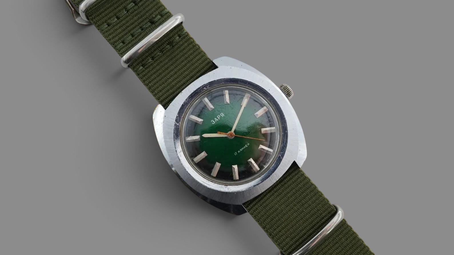 Vintage Big Mens Watch Zarja Cal.2009.1 Zaria 17 Jewels, Round