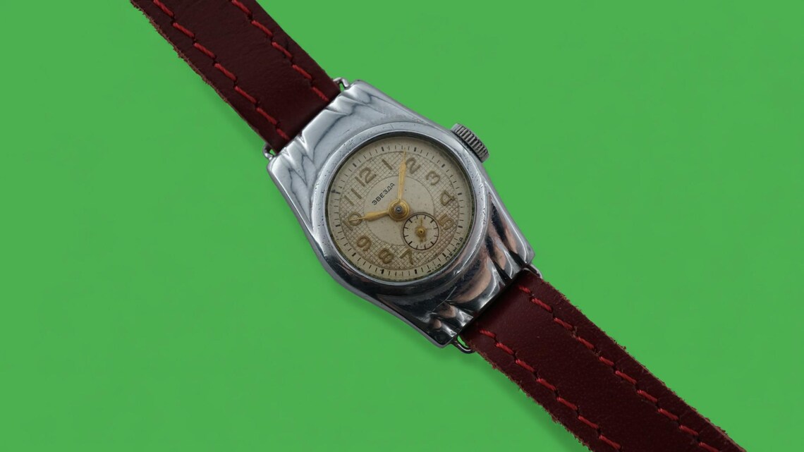 Vintage early 1950s women's dress watch Zvezda 15 jewels mechanical wristwatch USSR, foto 1 di 5
