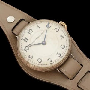 Orologio da pilota svizzero vintage militare degli anni '40 della Seconda Guerra Mondiale con nuovo cinturino in pelle artigianale, custodia per campioni in argento 800