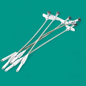Könnte beinhalten: Ein Set aus vier silberfarbenen Kletter-Cams aus Metall, jeweils mit einem flexiblen Kabelstiel, einem texturierten zylindrischen Auslösegriff und einer schwarzen gummierten Daumenschlaufe an der Oberseite, angeordnet in einem Fächermuster auf türkisfarbenem Grund.