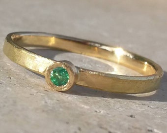 18 K, bague fine émeraude, bague de fiançailles ou alliance pour femme.