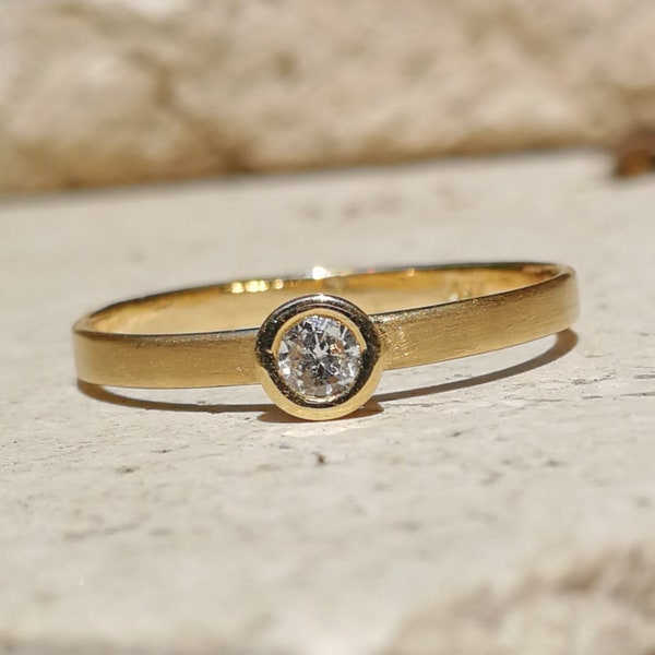 Bague de fiançailles or jaune 18 K et un diamant.