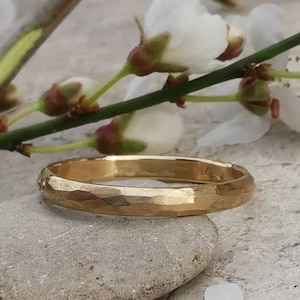 Simpson 2.5 mm, 18 K gold, faceted wedding ring, satin, half bangle.
