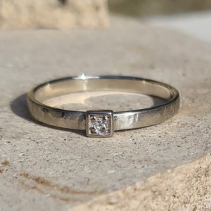 18K white gold wedding ring, platinum and a diamond.