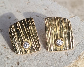 Boucles d'oreilles en or 18 k et diamants.