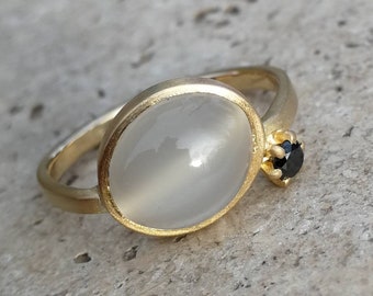 NOUVEAU  or 18 K recyclé , bague pierre de lune et diamant noir.