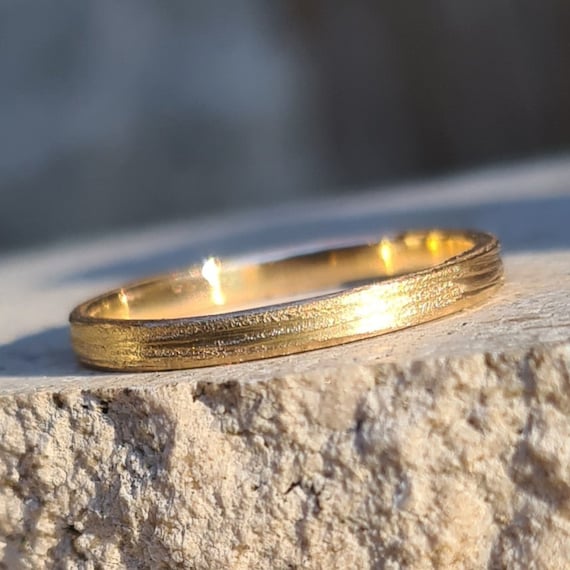 Alianza Thar de 2 mm oro de 18 quilates cinta mate anillo fino alianza muy fina sencilla apilable de estilo minimalista. Etsy Espana