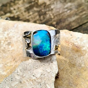 Ring in 925 silver and 18K gold, with a natural Australian opal.