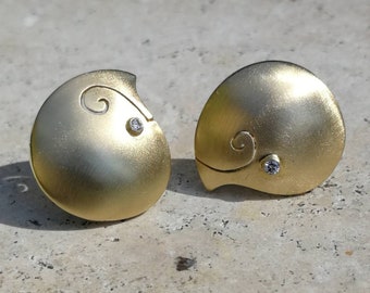 Boucles d'oreilles or jaune 18 K et diamants.