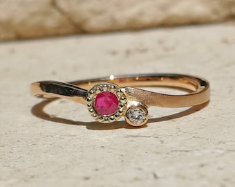 Ready to send, modern stacking ring in 18K yellow and red gold, a ruby and a diamond.