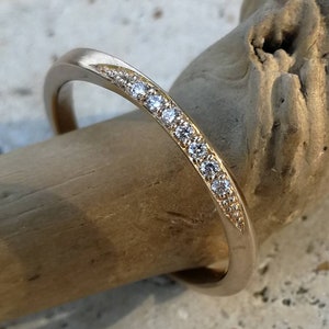Alliance or 18 K, ruban torsadé 2 mm avec sept diamants, alliance faite à la main.
