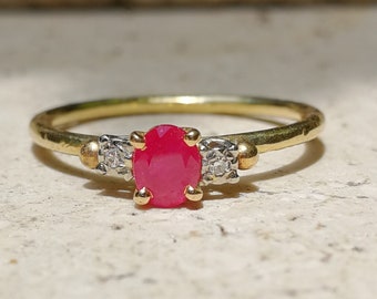 A ENVOYER. Bague en or jaune et blanc 18 K, un rubis et deux diamants. bague de fiançailles pour femme.