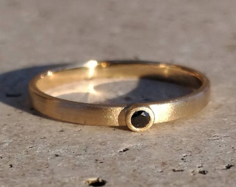 Bague de fiançailles or 18 K et un diamant noir.