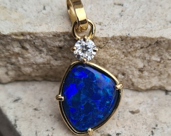 Pendentif opale, or  18 K et moissanite.