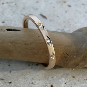 Ehering aus 18 Karat Gold, 2 mm Band mit drei Diamanten, handgefertigter Ehering.
