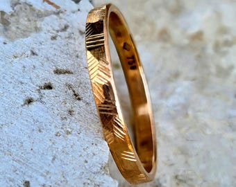 Nazca 2.5mm, 18K gold, textured faceted ribbon wedding band.