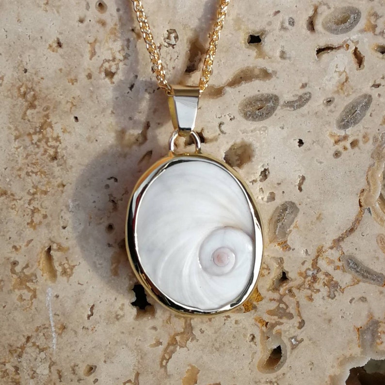 lucky charm of the Mediterranean. Pendant 18 K Gold eye of Saint Lucia