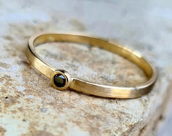 Anillo de compromiso de oro de 18 quilates con un diamante negro.