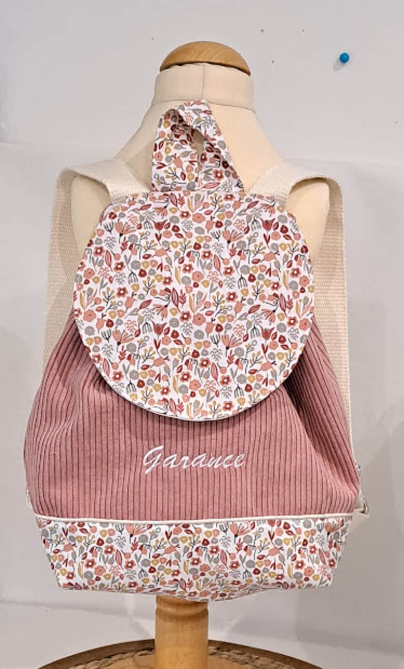 Sac à dos enfant personnalisé /sac a dos crèche / sac à dos motifs fleuris/ sac à dos velours cotelé vieux rose image 3