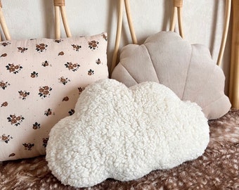 Coussin nuage ou lune en fausse fourrure bouclette / mouton ivoire