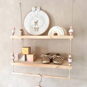 Jolie étagère balançoire avec penderie - perles rose or et bois - décoration chambre bébé