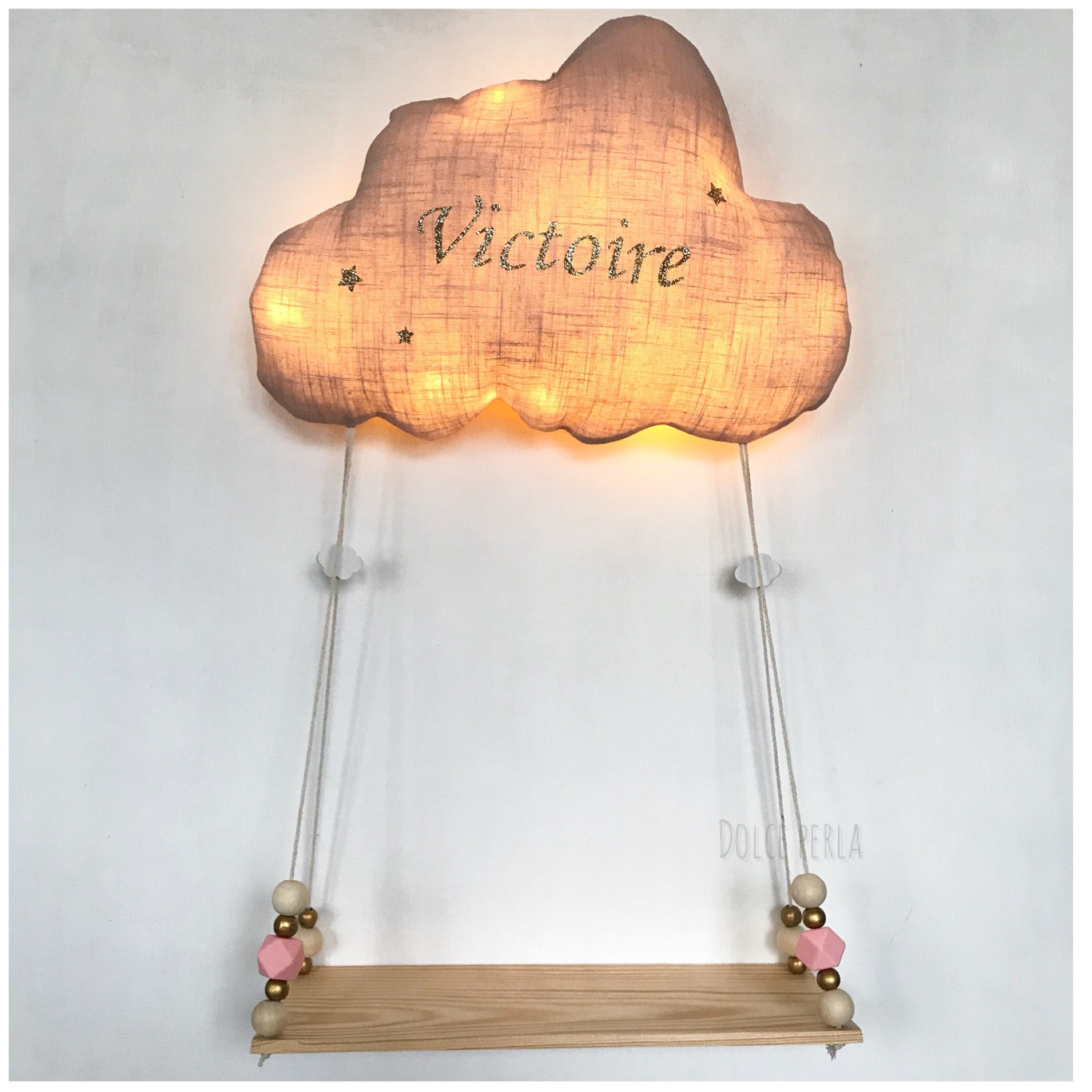 Jolie veilleuse nuage en lin personnalisable et son étagère balançoire en  bois 8 coloris -  France