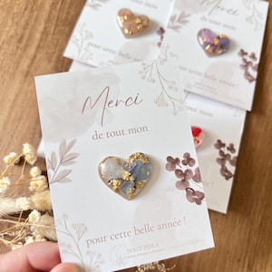 Heart pin in resin, dried flowers and gold leaf - end-of-year gift for teacher / atsem / nanny