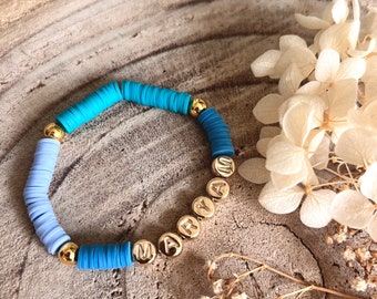 bracelet élastique en perles heishi tons bleus personnalisé avec prénom doré