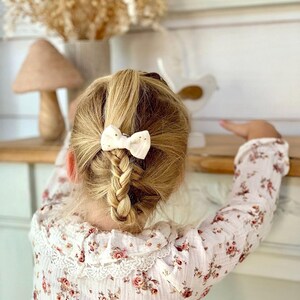 ゴールドの水玉模様のダブルガーゼヘアクリップ/リボン - ワニ口クリップまたは滑り止めクリップ - 赤ちゃんや女の子向け