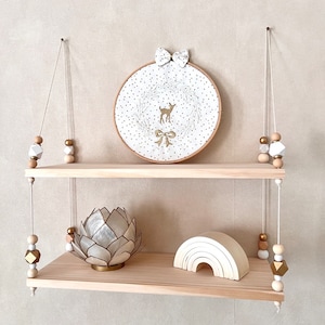 Jolie étagère balançoire avec penderie - perles blanc or et bois - décoration chambre bébé