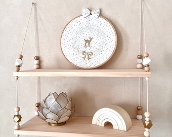 Jolie étagère balançoire avec penderie - perles blanc or et bois - décoration chambre bébé